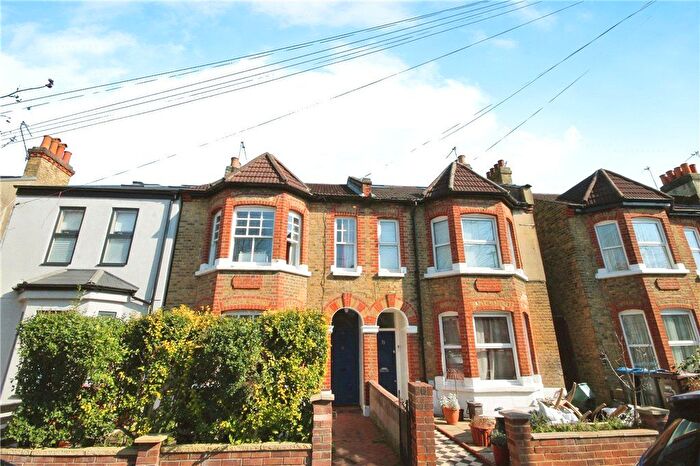 3 Bedroom Flat To Rent In Hamilton Road, London, SW19
