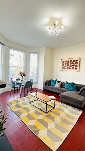 2 Bedroom Flat To Rent In Green Lanes, Southgate, N13