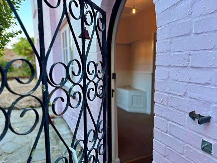 2 Bedroom Property To Rent In Middle Street, Taunton, TA1