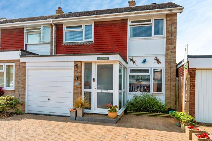 3 Bedroom Semi Detached House For Sale In Beacon Way, Park Gate, Southampton, SO31