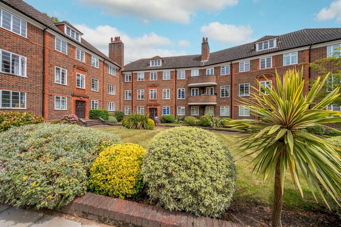 2 Bedroom Flat To Rent In Limes Gardens, Southfields, London, SW18