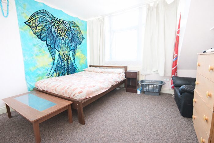 Studio To Rent In Ravenstone Road, London, N8