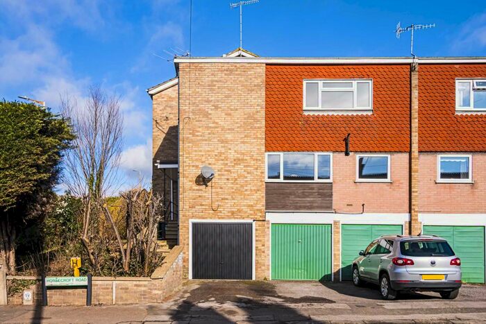 2 Bedroom Flat To Rent In Fishery Road, Hemel Hempstead, Hertfordshire, HP1