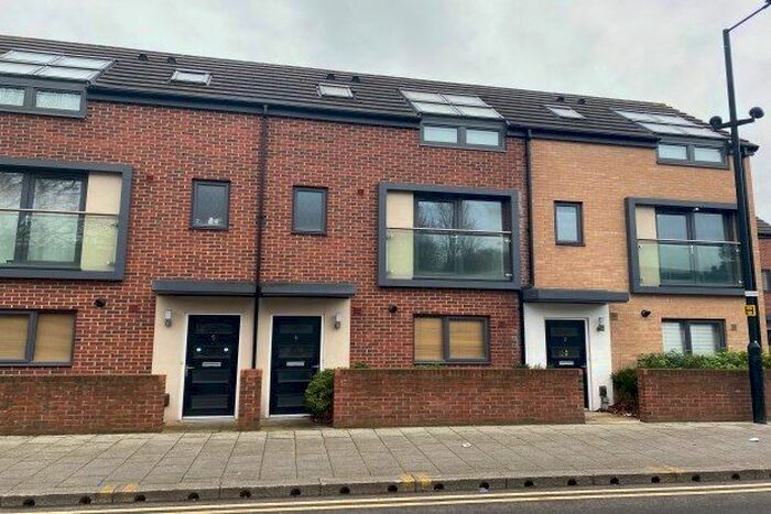 2 Bedroom Town House To Rent In Chequer Road, Doncaster, DN1
