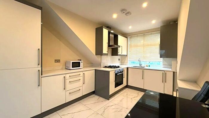 3 Bedroom Flat To Rent In St. Peters Road, Uxbridge, UB8