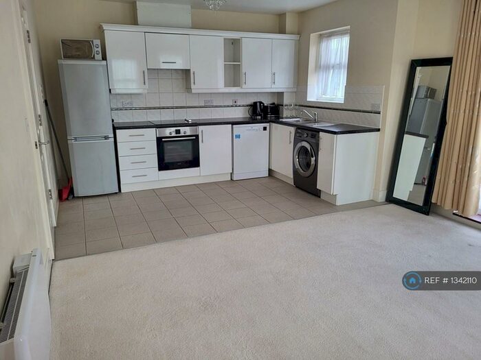 2 Bedroom Flat To Rent In Tobermory Close, Slough, SL3