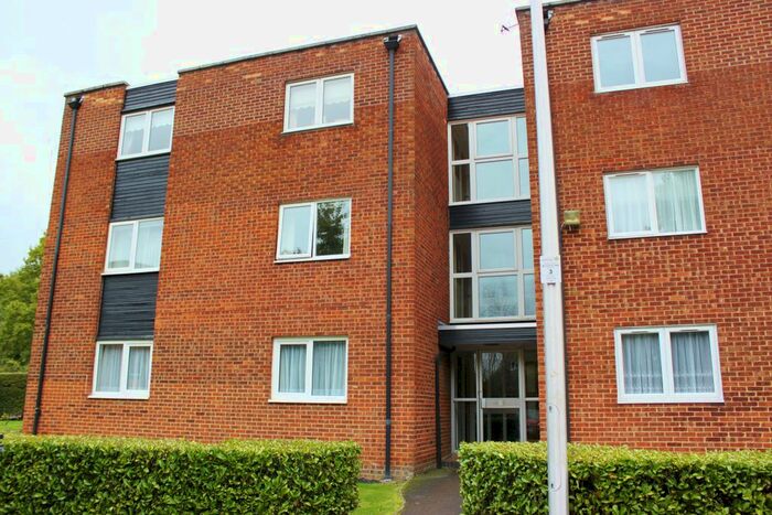 2 Bedroom Flat To Rent In Parkmore Close, Woodford Green, IG8