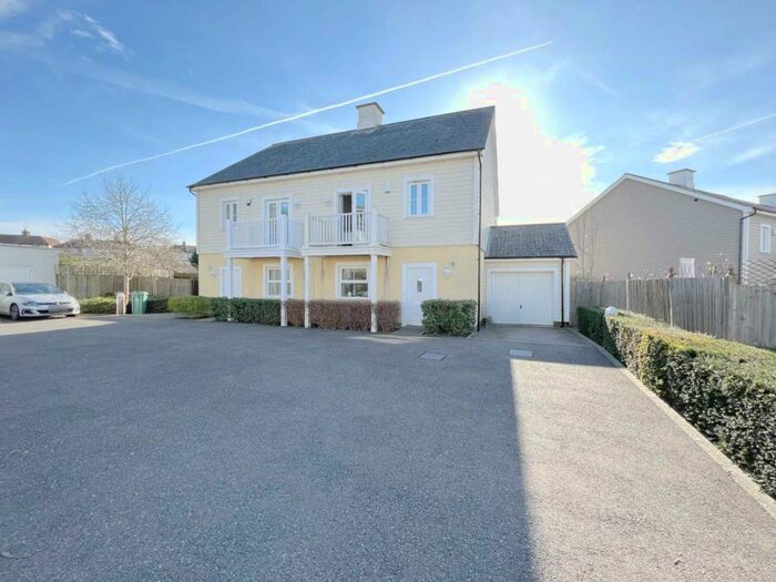 4 Bedroom House To Rent In Heatherlea Grove, Worcester Park, KT4