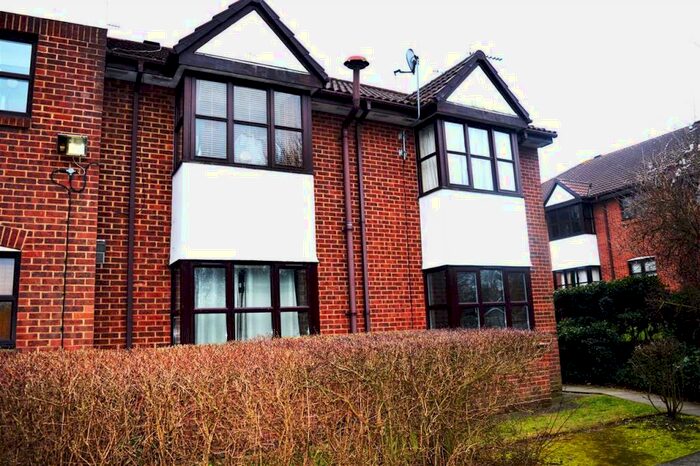 1 Bedroom Apartment To Rent In Swallow Close, Stone, DA9