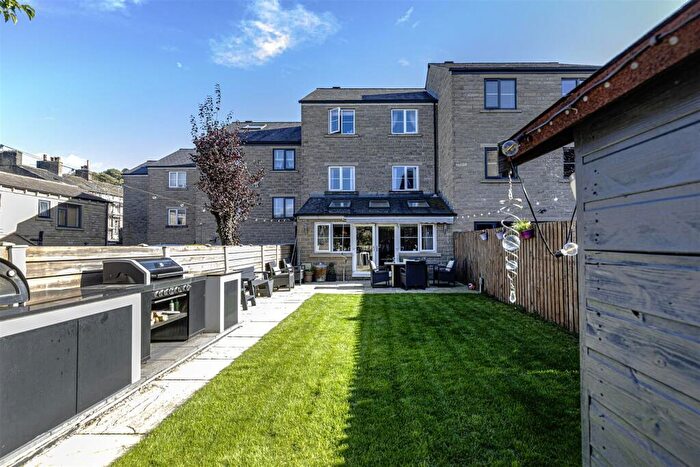 4 Bedroom House For Sale In Ingwood Parade, Greetland, Halifax, HX4