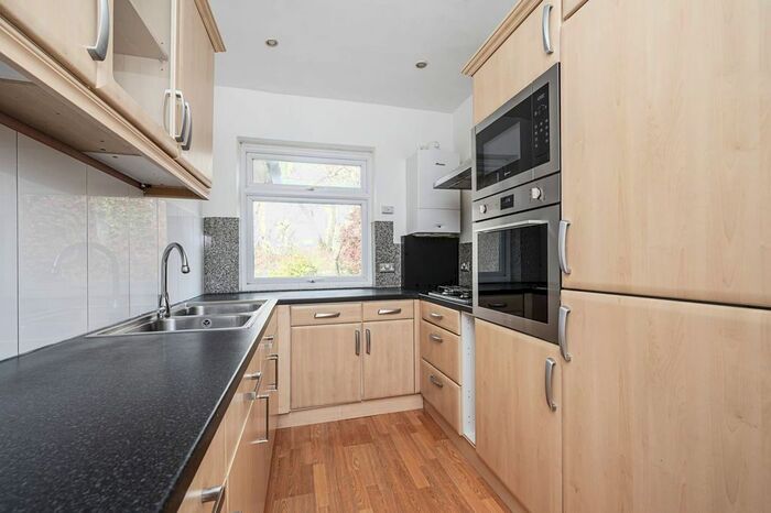 2 Bedroom Flat To Rent In Finchley Road, Golders Green, London, NW11