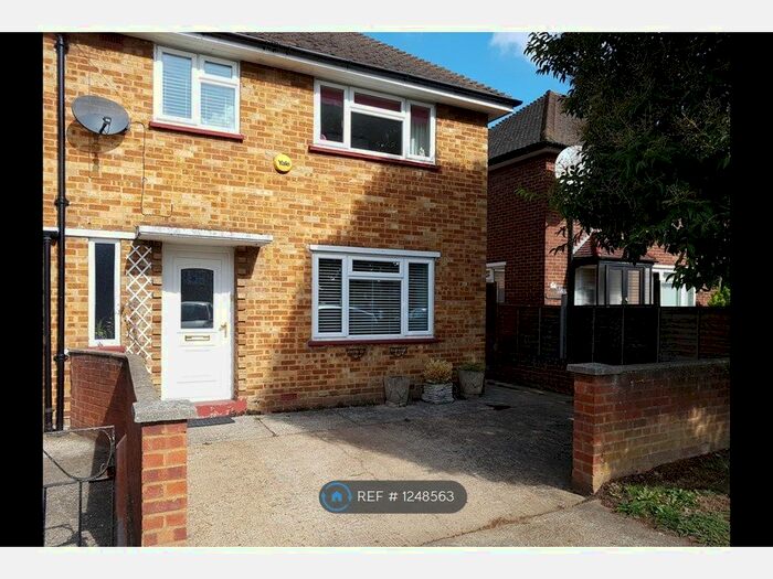 3 Bedroom Terraced House To Rent In New Peachey Lane, Uxbridge UB8