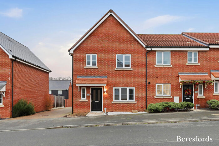 3 Bedroom End Of Terrace House For Sale In School Avenue, Basildon, SS15