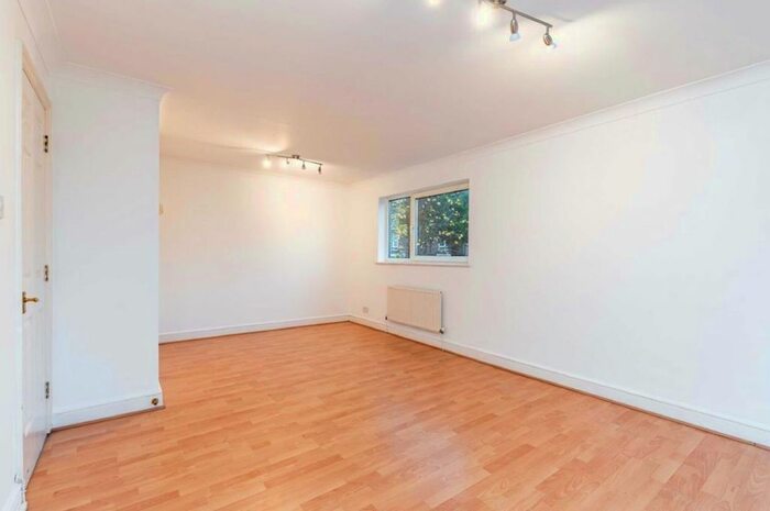 2 Bedroom Flat To Rent In Lower Downs Road, London, SW20