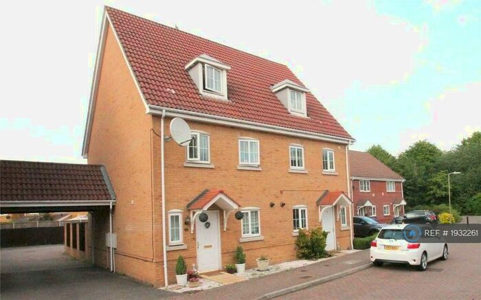 3 Bedroom Semi-Detached House To Rent In Knightwood Close, Farnborough, GU14