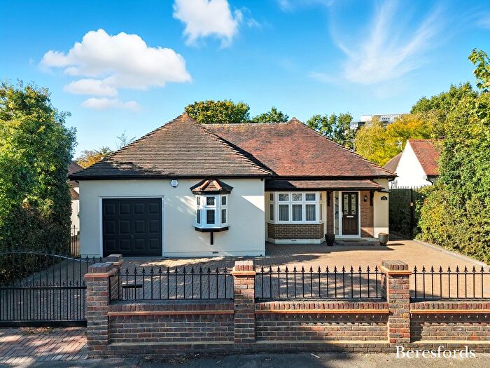 2 Bedroom Bungalow For Sale In Haynes Road, Hornchurch, RM11