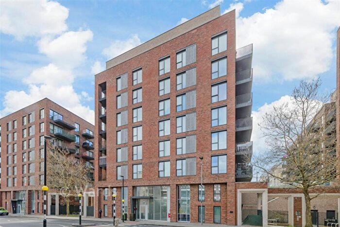 3 Bedroom Flat For Sale In Regal Walk, Bexleyheath, Kent, DA6