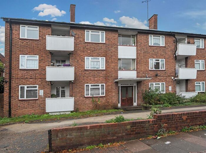 3 Bedroom Apartment For Sale In St. Pauls Avenue, London, NW2