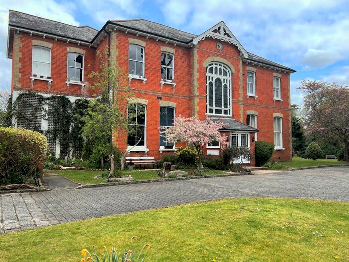 2 Bedroom Apartment To Rent In Boundary Road, Farnborough, Hampshire, GU14