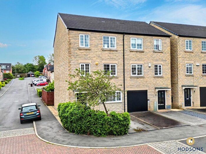 4 Bedroom Semi-Detached House For Sale In Pugneys Avenue, Crigglestone, Wakefield, WF4
