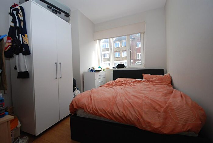 3 Bedroom Flat To Rent In Tooting Grove, Tooting Bec, SW17