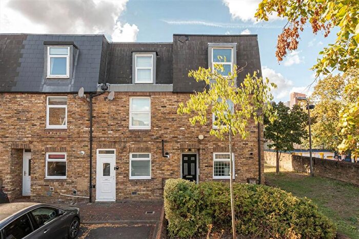 3 Bedroom End Of Terrace House For Sale In Kenchester Close, South Lambeth, SW8
