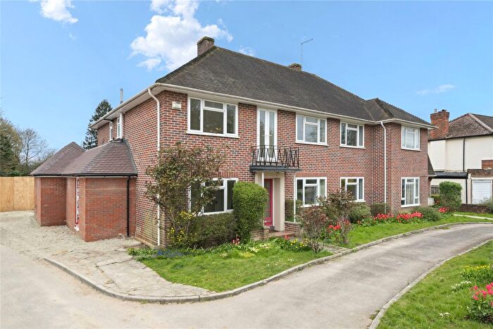 2 Bedroom Maisonette For Sale In Parkwood Avenue, Esher, Surrey, KT10