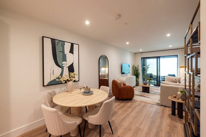 3 Bedroom Flat For Sale In Hawks Raod, Kingston Upon Thames, KT1