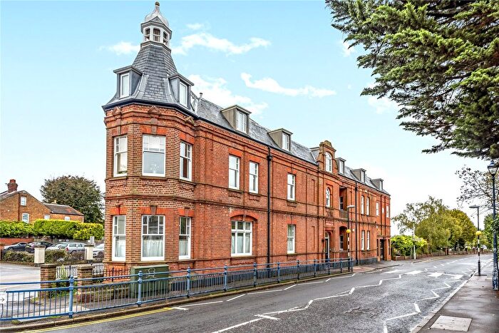 2 Bedroom Flat To Rent In High Street, Sevenoaks, Kent, TN13