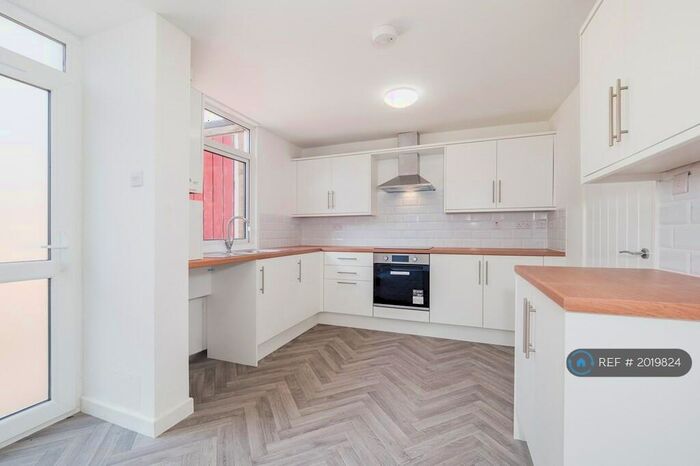 4 Bedroom End Of Terrace House To Rent In Longueville Court, Northampton, NN3