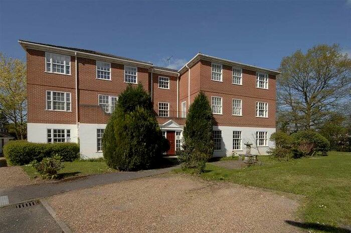 2 Bedroom Property To Rent In Stoneleigh Park, Weybridge, KT13