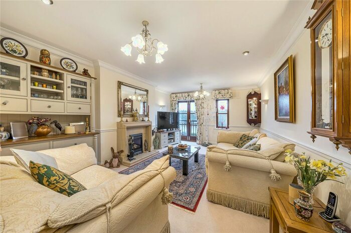 2 Bedroom Flat For Sale In Enton Lane, Enton, Godalming, Surrey, GU8