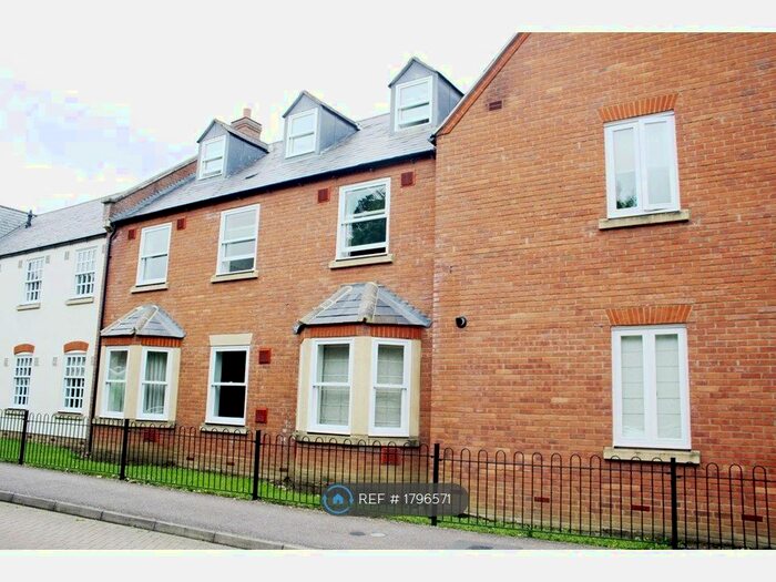 2 Bedroom Flat To Rent In Reffield Close, Towcester, NN12