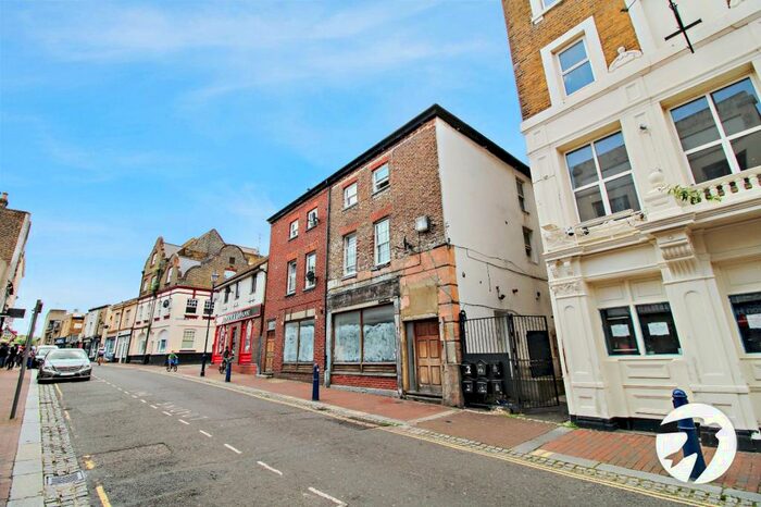 2 Bedroom Flat To Rent In Queen Street, Gravesend, Kent, DA12