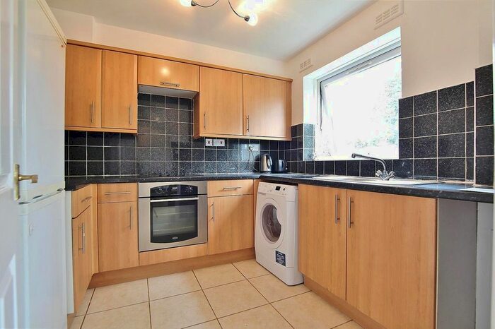 2 Bedroom Flat To Rent In Oakley Close, Isleworth, TW7