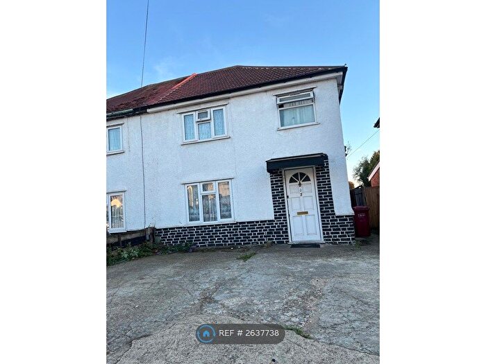 3 Bedroom Semi-Detached House To Rent In Baylis Road, Slough, SL1