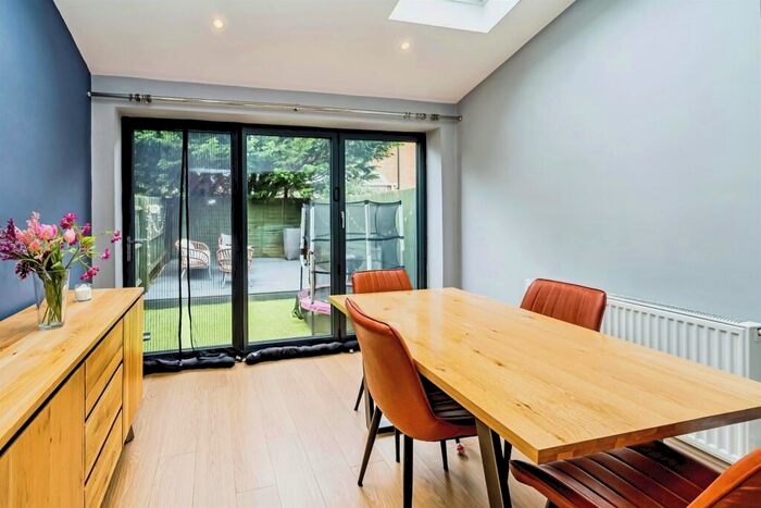 3 Bedroom Town House For Sale In Copse Close, Slough, SL1