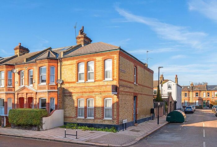 3 Bedroom End Terrace House For Sale In Thornbury Road, SW2