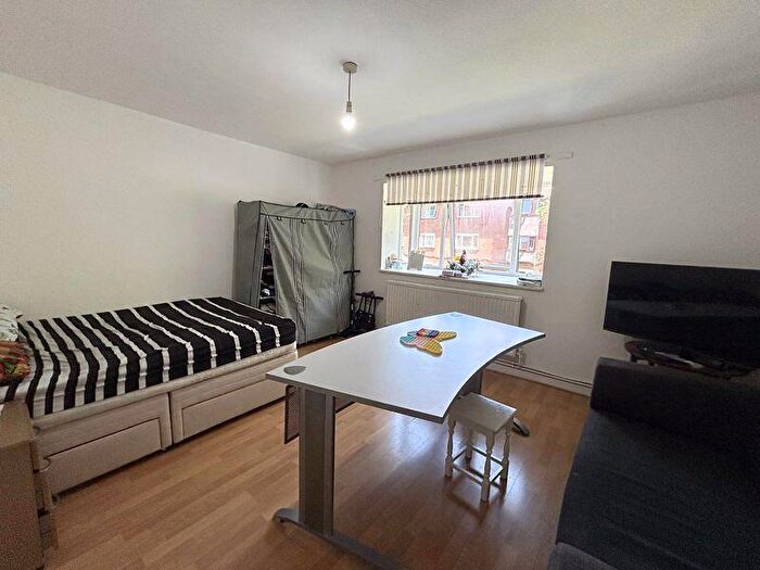 3 Bedroom Flat To Rent In Squires Court Canterbury Gardens, Salford, M5
