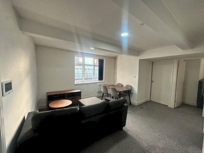 2 Bedroom Flat To Rent In Silver Street, Hull, Yorkshire, HU1