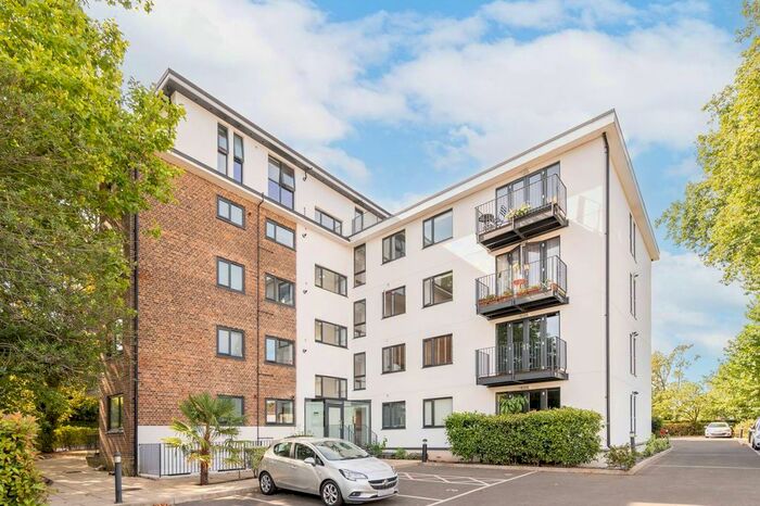 2 Bedroom Flat To Rent In Leigham Court Road, Streatham, London, SW16