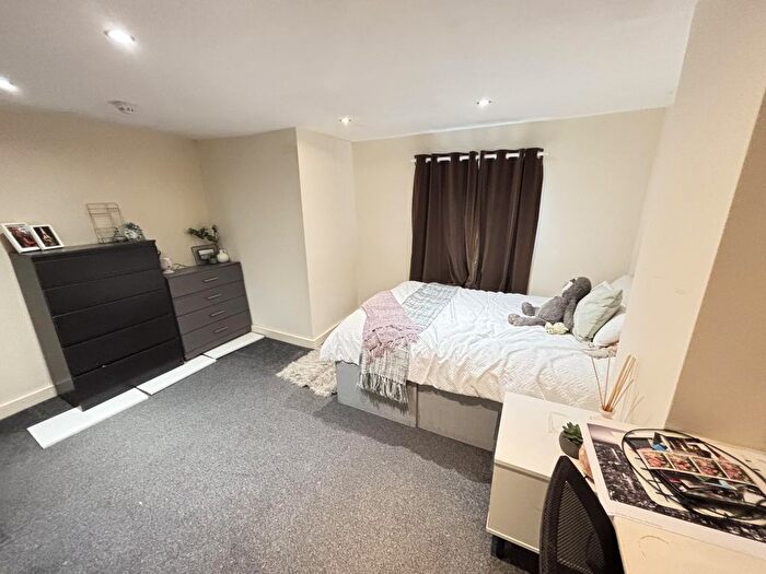 6 Bedroom Semi-Detached House To Rent In Royal Park Avenue, Leeds, LS6