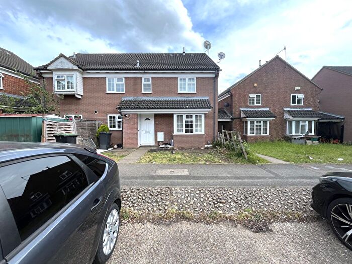 2 Bedroom Semi-Detached House To Rent In Dorrington Close, Luton, LU3