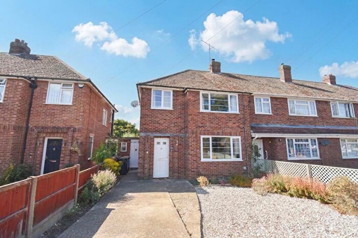 3 Bedroom Semi-Detached House For Sale In Aylesbury Road, Bedford, MK41