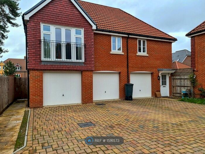 2 Bedroom Flat To Rent In Rudgard Way, Liphook, GU30