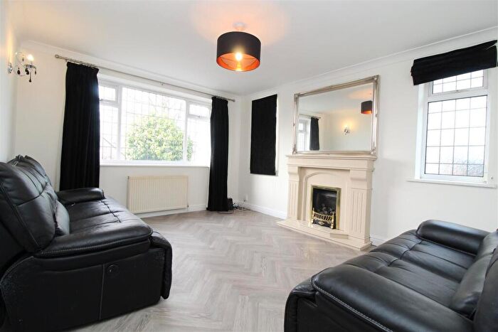 5 Bedroom Detached House To Rent In Kirkwood Gardens, Leeds, LS16