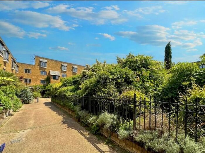 4 Bedroom Flat To Rent In Chesterton Square, London, W8