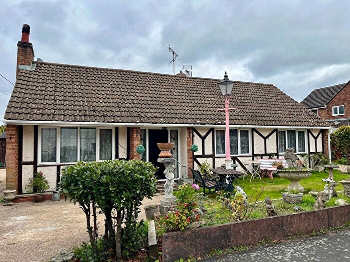 3 Bedroom Detached House For Sale In Cranford Park Drive, Yateley, GU46