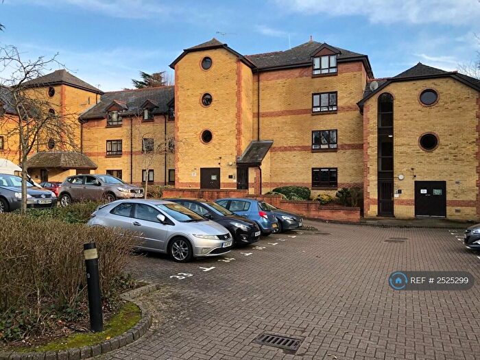 2 Bedroom Flat To Rent In Brooklands Court, St Albans, AL1