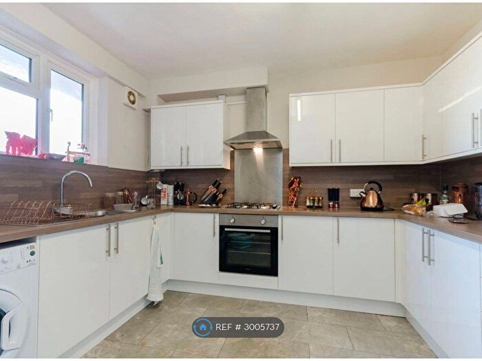 3 Bedroom Flat To Rent In Cumberland House, Kingston Upon Thames, KT2